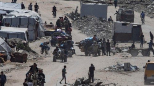 epa12105785 Displaced Palestinians flee their homes in the town of Beit Lahia, north of Gaza City, ... epa12105785 Displaced Palestinians flee their homes in the town of Beit Lahia, north of Gaza City, ...
