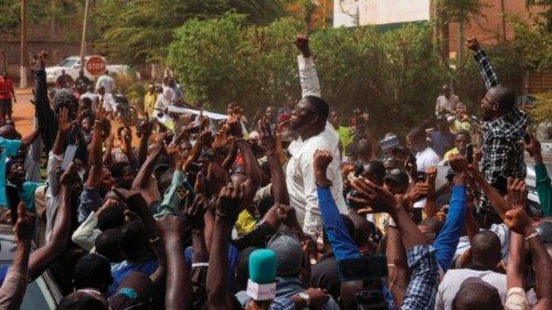 (FILES) Pro-democracy youth leader Cheick Oumar Diarra (C) chant slogans surrounded by supporters ... (FILES) Pro-democracy youth leader Cheick Oumar Diarra (C) chant slogans surrounded by supporters ...