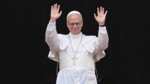 VATICAN CITY, VATICAN - MAY 11: Pope Leo XIV appears on the main central loggia of St Peter's ... VATICAN CITY, VATICAN - MAY 11: Pope Leo XIV appears on the main central loggia of St Peter's ...