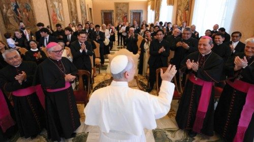 L’incontro con una delegazione della «sua» diocesi di Chiclayo QUO-115 L’incontro con una delegazione della «sua» diocesi di Chiclayo QUO-115