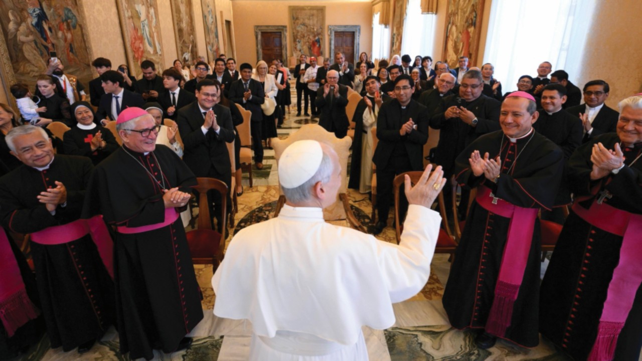  L’incontro con una delegazione  della «sua» diocesi di Chiclayo  QUO-115
