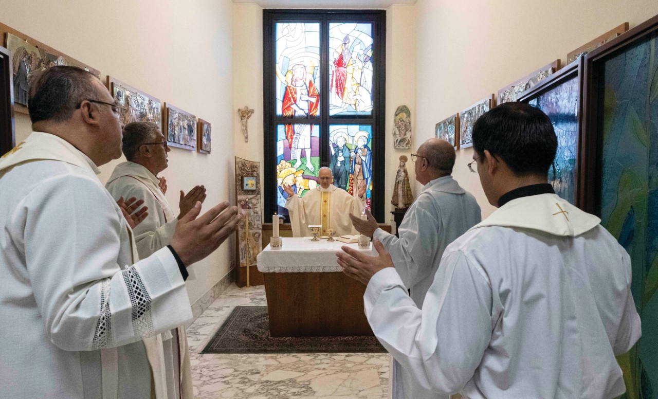  Leone XIV in visita  al Dicastero per i vescovi  QUO-116