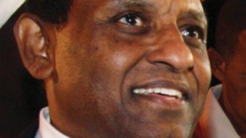 Independent candidate Kamil Idris poses for a picture in Khartoum February 3, 2010. Picture taken ... Independent candidate Kamil Idris poses for a picture in Khartoum February 3, 2010. Picture taken ...