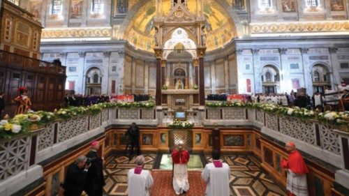 In ginocchio davanti al sepolcro dell’Apostolo delle Genti QUO-117 In ginocchio davanti al sepolcro dell’Apostolo delle Genti QUO-117
