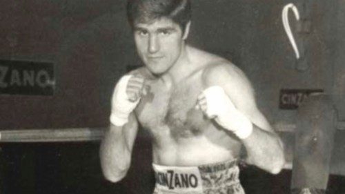 Nino Benvenuti e l’anello QUO-117 Nino Benvenuti e l’anello QUO-117