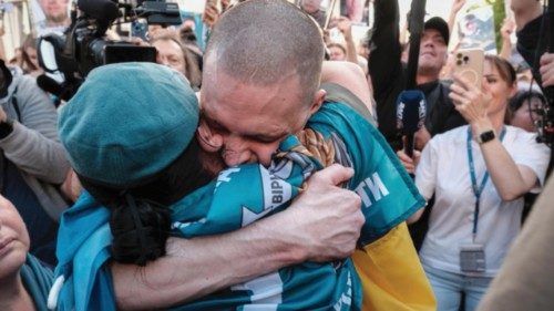 epaselect epa12129631 A Ukrainian soldier recently released from Russian captivity is reunited with ...