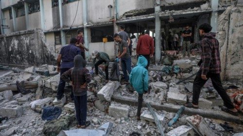 epa12136521 Internally displaced Palestinians inspect the rubble at the Al Jerjawi school following ...