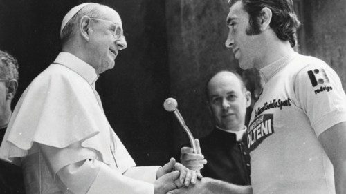 Papa Paolo VI con Eddy Merckx, prima della partenza del Giro dItalia, . (Photo by Keystone/Hulton ... Papa Paolo VI con Eddy Merckx, prima della partenza del Giro dItalia, . (Photo by Keystone/Hulton ...
