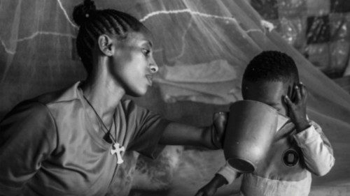 Shire, Tigray, Ethiopia. 10 April 2024.
Yangus (24) giving drink to her son (2). She lost her left ... Shire, Tigray, Ethiopia. 10 April 2024.
Yangus (24) giving drink to her son (2). She lost her left ...