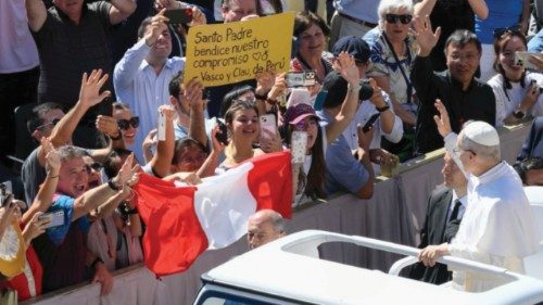 L’abbraccio della famiglia del popolo di Dio QUO-123 L’abbraccio della famiglia del popolo di Dio QUO-123