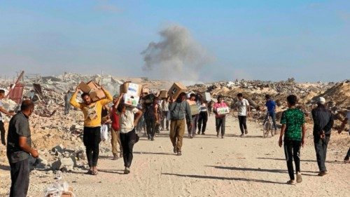 Displaced Palestinians receive food packages from a US-backed foundation pledging to distribute ... Displaced Palestinians receive food packages from a US-backed foundation pledging to distribute ...