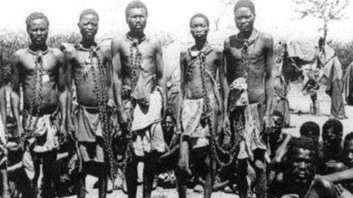 La Namibia commemora per la prima volta il genocidio dei popoli Herero e Nama QUO-123 La Namibia commemora per la prima volta il genocidio dei popoli Herero e Nama QUO-123