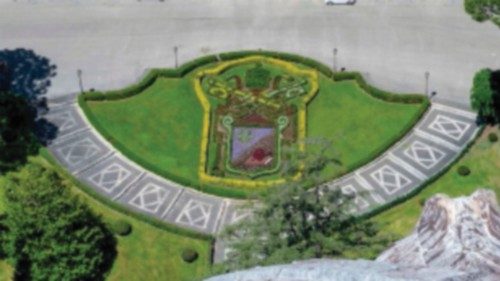 Nei Giardini Vaticani lo stemma floreale di Leone XIV QUO-124 Nei Giardini Vaticani lo stemma floreale di Leone XIV QUO-124