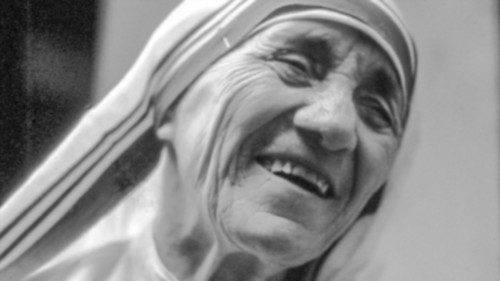Mutter Teresa, lachend, Dezember 1985 Mutter Teresa, lachend, Dezember 1985