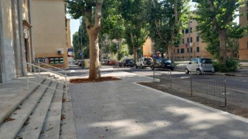 Dall’altro lato della piazza ODS-033 Dall’altro lato della piazza ODS-033