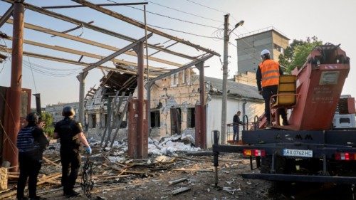 epa12150283 Ukrainian rescuers work at the site of shelling following a combined overnight attack in ... epa12150283 Ukrainian rescuers work at the site of shelling following a combined overnight attack in ...