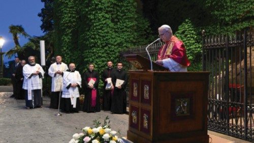 Insieme a Maria per camminare alla sequela di Gesù QUO-126 Insieme a Maria per camminare alla sequela di Gesù QUO-126