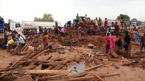 epa12149972 People look for their belongings in their homes destroyed following heavy rainfall in ... epa12149972 People look for their belongings in their homes destroyed following heavy rainfall in ...