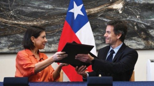 Desarrollo País' Board of Directors President Luz Granier (L) and Google's Director of ... Desarrollo País' Board of Directors President Luz Granier (L) and Google's Director of ...