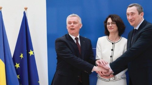 epa12172954 (L-R) Polish Minister of Interior and Administration Tomasz Siemoniak, Moldovan Interior ... epa12172954 (L-R) Polish Minister of Interior and Administration Tomasz Siemoniak, Moldovan Interior ...
