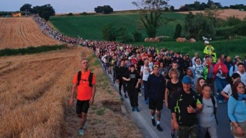 In 70.000 al pellegrinaggio a piedi da Macerata a Loreto QUO-138 In 70.000 al pellegrinaggio a piedi da Macerata a Loreto QUO-138