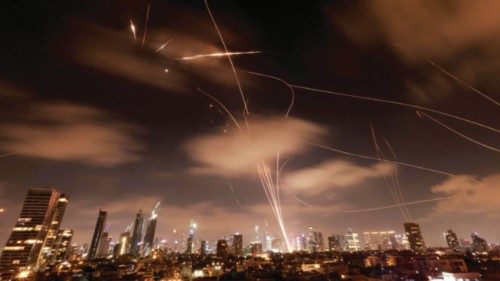 TOPSHOT - Israeli air defence systems are activated to intercept Iranian missiles over the Israeli ... TOPSHOT - Israeli air defence systems are activated to intercept Iranian missiles over the Israeli ...
