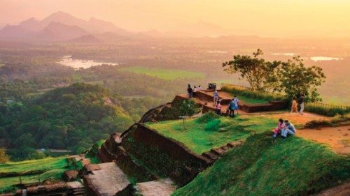 Il turismo trascina lo Sri Lanka fuori dalla crisi QUO-140 Il turismo trascina lo Sri Lanka fuori dalla crisi QUO-140
