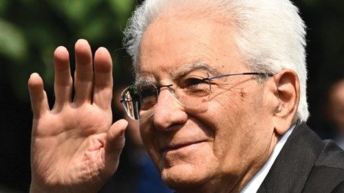 Il Presidente della Repubblica Sergio Mattarella accompagnato dal ministro della Difesa Guido ... Il Presidente della Repubblica Sergio Mattarella accompagnato dal ministro della Difesa Guido ...