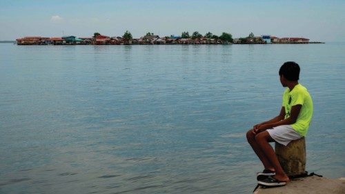 A child looks at Carti Tupile Island from Gardi Sugdub island, in the Guna Yala Archipelago, Panama ... A child looks at Carti Tupile Island from Gardi Sugdub island, in the Guna Yala Archipelago, Panama ...