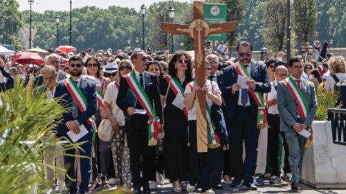Il pellegrinaggio alla Porta Santa QUO-142 Il pellegrinaggio alla Porta Santa QUO-142