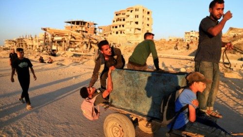 Palestinians use a cart to transport a wounded man, who was shot by Israeli fire while trying to ... Palestinians use a cart to transport a wounded man, who was shot by Israeli fire while trying to ...