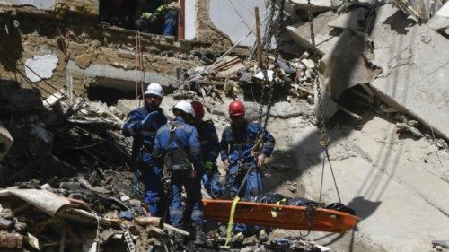 epa12192522 Ukrainian rescuers evacuating the body of a victim at the site of a rocket strike on a ... epa12192522 Ukrainian rescuers evacuating the body of a victim at the site of a rocket strike on a ...