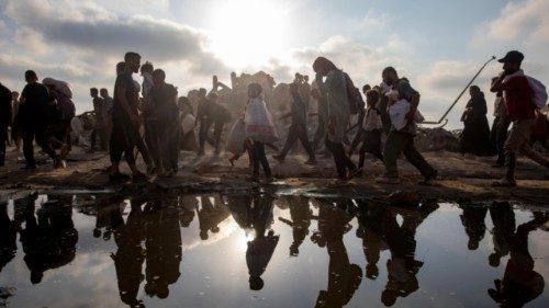 epaselect epa12191494 Displaced Palestinians carry relief packages along Rashid Street, west of ... epaselect epa12191494 Displaced Palestinians carry relief packages along Rashid Street, west of ...