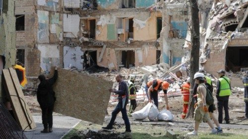 epa12194999 Ukrainian volunteers work to help people at the site of a rocket strike on a five-storey ... epa12194999 Ukrainian volunteers work to help people at the site of a rocket strike on a five-storey ...