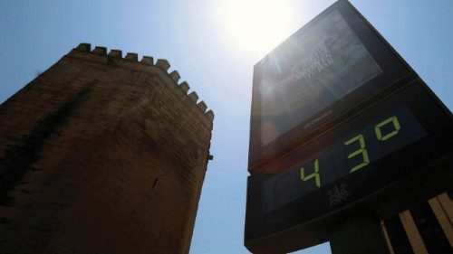 epa12208721 A thermometer next to the Torre de la Malmuerta (L) displays 43 degrees during the ... epa12208721 A thermometer next to the Torre de la Malmuerta (L) displays 43 degrees during the ...
