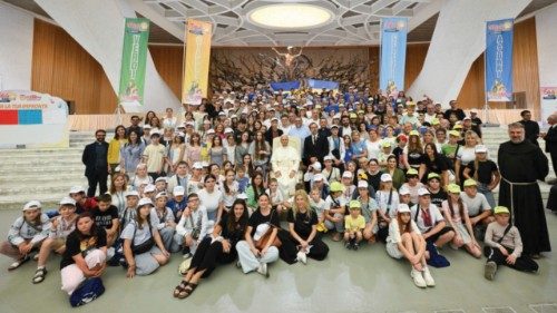  Il Papa  in dialogo con i bambini   QUO-152