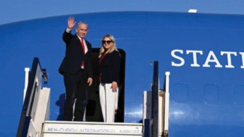 Il premier israeliano Benjamin Netanyahu con la moglie Sara Netanyahu in partenza per gli Stati ... Il premier israeliano Benjamin Netanyahu con la moglie Sara Netanyahu in partenza per gli Stati ...