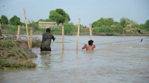 epa12222788 Local villagers help rescue officials to fill a breach in the Phuleli Canal caused by ... epa12222788 Local villagers help rescue officials to fill a breach in the Phuleli Canal caused by ...