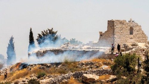 I coloni ebrei attaccano gli abitanti di Taibeh in Cisgiordania QUO-157 I coloni ebrei attaccano gli abitanti di Taibeh in Cisgiordania QUO-157