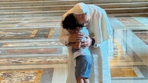 Una corsa e l’abbraccio improvviso: il Papa e la spontaneità di un bambino QUO-161 Una corsa e l’abbraccio improvviso: il Papa e la spontaneità di un bambino QUO-161