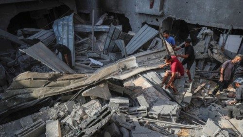Palestinians inspect the site of an overnight Israeli air strike on a house at al-Shati (Beach) ... Palestinians inspect the site of an overnight Israeli air strike on a house at al-Shati (Beach) ...