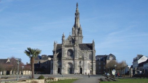  Il cardinale Sarah inviato speciale  del Papa a Sainte-Anne-d’Auray   QUO-166