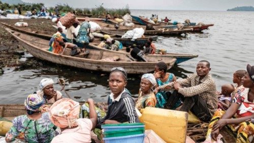 (FILES) Internally diplaced persons board pirogues after leaving the displaced camp in Bulengo, ... (FILES) Internally diplaced persons board pirogues after leaving the displaced camp in Bulengo, ...
