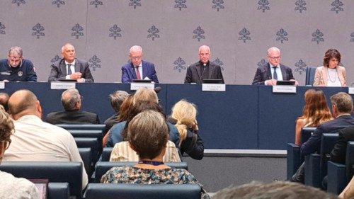  L’abbraccio della Chiesa  ai ragazzi di tutto il mondo   QUO-169