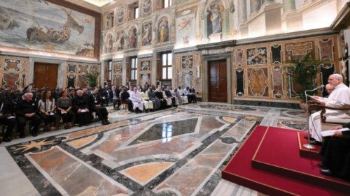  Sacerdoti immersi nella realtà del Popolo di Dio  e non condottieri solitari  QUO-171