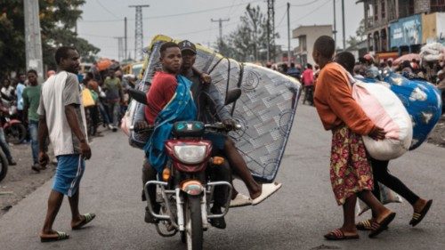 (FILES) Displaced persons fleeing the combats in the area of Sake carry their belonging in the town ... (FILES) Displaced persons fleeing the combats in the area of Sake carry their belonging in the town ...
