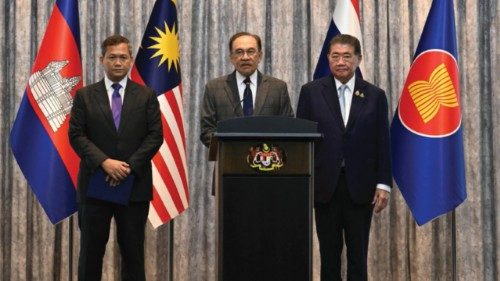 epa12267951 Malaysia's Prime Minister Anwar Ibrahim (C) speaks during a press conference next to ... epa12267951 Malaysia's Prime Minister Anwar Ibrahim (C) speaks during a press conference next to ...
