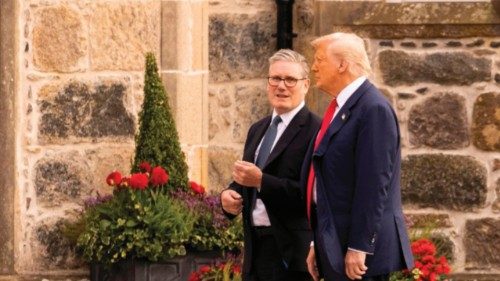 epa12269183 US President Donald Trump (R) and British Prime Minister Keir Starmer (L) listen to a ... epa12269183 US President Donald Trump (R) and British Prime Minister Keir Starmer (L) listen to a ...