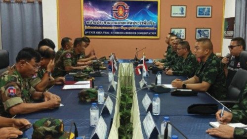 epa12270211 A handout photo made available by the Royal Thai Army shows Thai Commander of the Second ... epa12270211 A handout photo made available by the Royal Thai Army shows Thai Commander of the Second ...