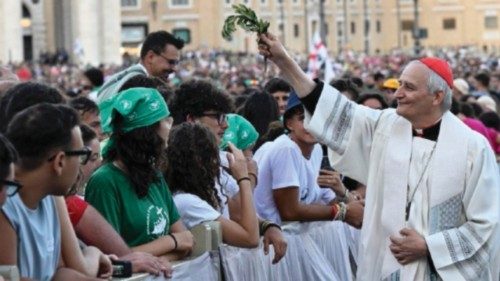 L’abbraccio e il grido di pace dei ragazzi italiani QUO-177 L’abbraccio e il grido di pace dei ragazzi italiani QUO-177